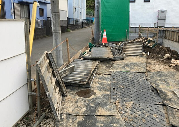 【庭_2】庭のある家に住むことのメリットとして、子どもたちの遊び場を確保できること、ガーデニングや家庭菜園を楽しめること、明るさを確保できることがあります。また、配置を工夫することでプライバシーが確保できます。