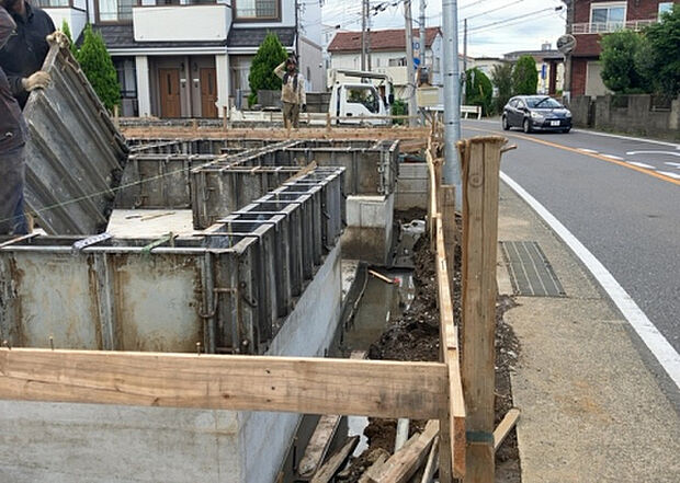 【玄関_2】玄関は、狭すぎると複数人で使いにくく、広すぎても無駄な空間になりがちです。最低2畳を目安にして、家の広さとの兼ね合いや家族の人数を考慮して決めるとよいでしょう。現地を見学して快適な玄関を選びましょう!