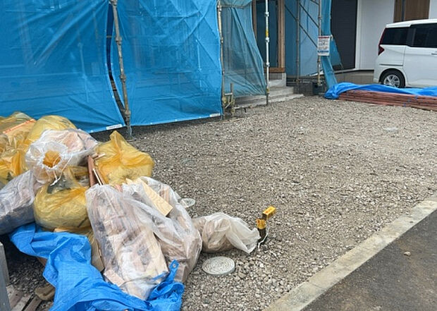 【駐車場_2】駐車場と明記されていても、最小スペースでつくられた駐車場だと大型車は駐車できなかったり、出入りしにくくなったりする可能性があります。お車のサイズと購入したい物件の駐車場のサイズを現地で確認しましょう。