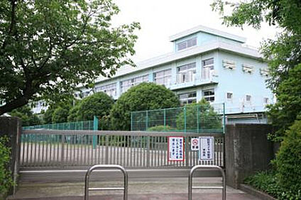 緑ヶ丘小学校 761m(徒歩10分)