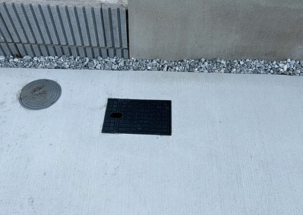 【その他設備】敷地内には、散水栓や立水栓があります。水道水を直接利用できるため、水を運ぶ手間を省くことが出来ます。大量の水を必要とする洗車作業や清掃などに役立ちます。その他設備とあわせて、現地でご確認ください。