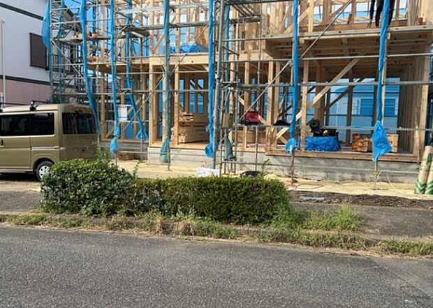 【前面道路含む現地写真_2】お持ちの車種によっては前面道路が広い方が便利でしょう。しかし、前面道路が広ければその分交通量が多くなるため、騒音などが気になる場合があります。実際に現地を見学し、周辺交通量や騒音などを確認しましょう!
