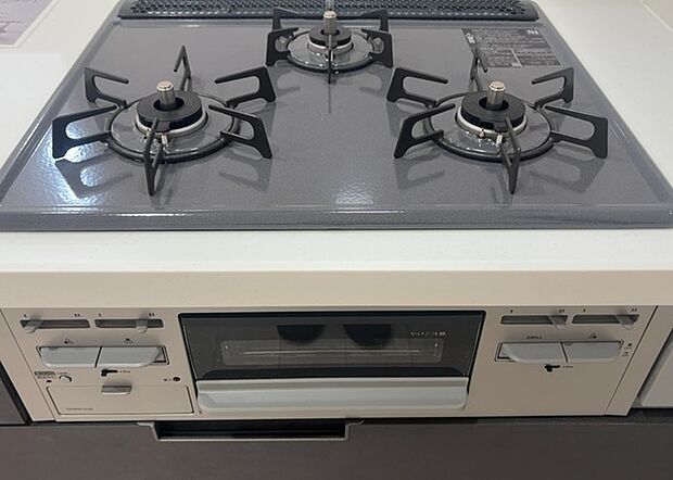 【キッチンコンロ】キッチンコンロは、料理の質を大きく左右する重要な設備です。火力調整のしやすさ、グリル機能の有無、安全装置の充実度など、選ぶポイントがたくさんあります。特に、IHクッキングヒーターは、お手入れのしやすさや安全性が高く、近年人気が高まっています。
