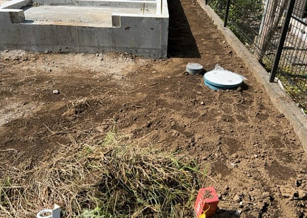 【その他設備】敷地内には、散水栓や立水栓があります。水道水を直接利用できるため、水を運ぶ手間を省くことが出来ます。大量の水を必要とする洗車作業や清掃などに役立ちます。その他設備とあわせて、現地でご確認ください。