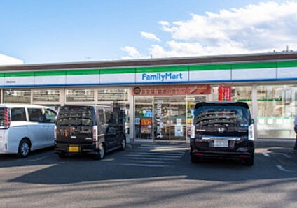 ファミリーマート　高尾駅南店 721m(徒歩10分)