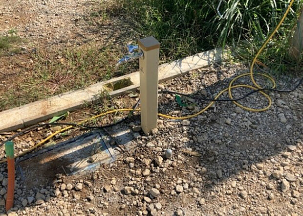 【その他設備】敷地内には、散水栓や立水栓があります。水道水を直接利用できるため、水を運ぶ手間を省くことが出来ます。大量の水を必要とする洗車作業や清掃などに役立ちます。その他設備とあわせて、現地でご確認ください。