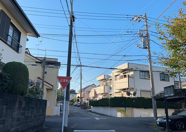 【物件からの展望_2】眺望を気にして物件を探す場合、前面に建物が建っていないか現地で確認しましょう!前面に建物があると景色はもちろん、日当たりや風通しにも影響が出てきます。住んだ時のことを想像しながら現地見学をしましょう。