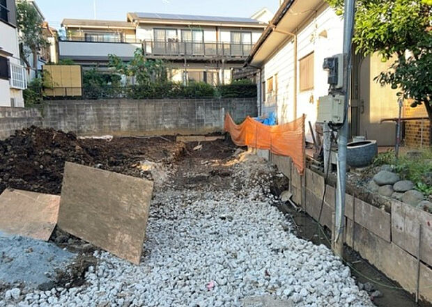 【玄関】玄関は家の顔でもあり、家族以外の目にも止まる場所です。玄関は外との間を仕切る扉、靴などをしまっておく収納スペース、靴脱ぎのたたきスペース、来客とのやり取りをするドアホンなど複数のアイテムからなります。