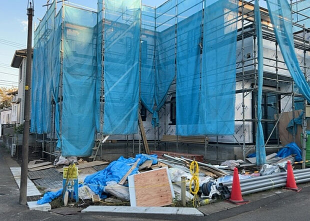 【外観_3】現地に行くなら、物件の周囲の地形がどうなっているかを見ることも大切です。周辺より低くなっている土地では、大雨などで水が集まりやすいため、地盤が弱くなっているということも考えられるため、注意が必要です。