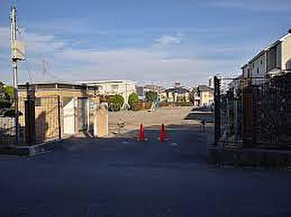 にこにこ公園 438m(徒歩6分)