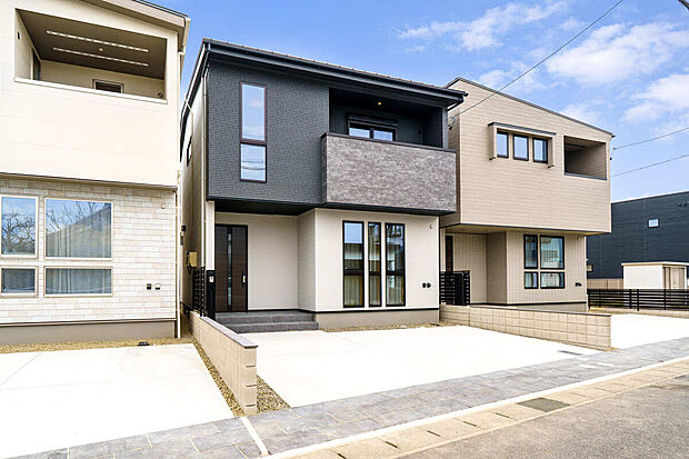 左からT-1(ご成約済)、T-2、T-3/小学校まで徒歩8分、暮らしと子育てを支える高性能邸宅。 多彩な収納を備え、暮らしやすいだけでなく、耐震等級3の安心感も兼ね備える高性能な住まいです。