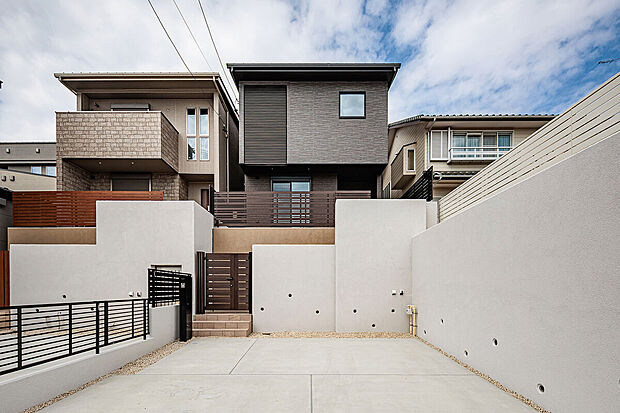 T-3／鶴舞線 「原」駅徒歩約9分の快適立地。周辺には買い物施設や病院も揃っているので、毎日の暮らしを快適にサポートします。小中学校や保育施設も近く、安心感のある街並みで子育てにもゆとりを。