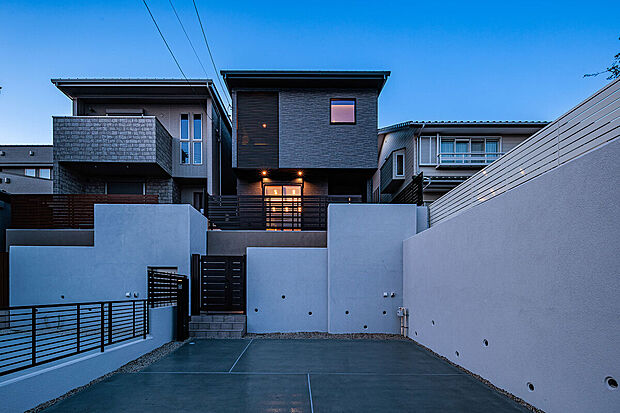 T-3／温かく快適な室内環境を実現する確かな断熱性と、安心の耐震・制震性で大切な家族を守る強くて優しい住まい。注文住宅に匹敵するラグジュアリーな仕様・設備で暮らしを華やかに彩ります。