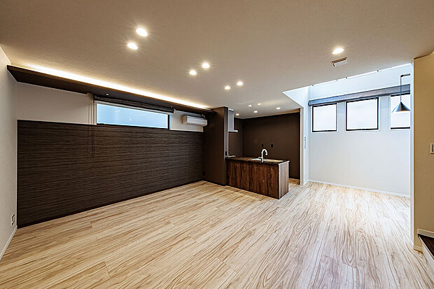 T-2／一歩足を踏み入れた瞬間、目の前に広がるのは開放感溢れる広々としたLDK。優しい間接照明と自然光の相乗効果で、安らぎが感じられるリラックス空間です。