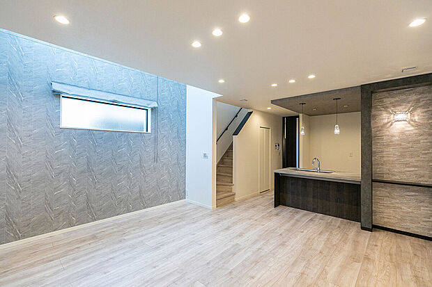 T-1/ふとした瞬間に幸せが感じられることで温かな気持ちになれるLDKは、家族みんなのお気に入りの空間。どんな時も顔を合わせられるリビング階段がふれあいをもたらし、距離感をグッと縮めます。