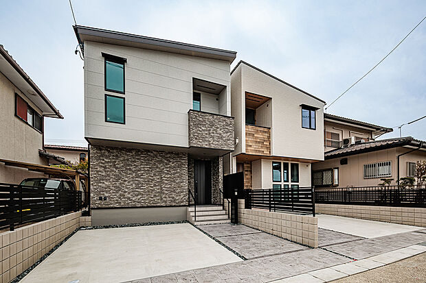 T-2、T-1／小学校徒歩1分！中学校・保育園徒歩5分圏内にそろう、子育て世代にうれしい安心のロケーション。将来を見据えた、太陽光発電パネル搭載の住まいは、優れた省エネ性能で、永く安心して暮らせます。