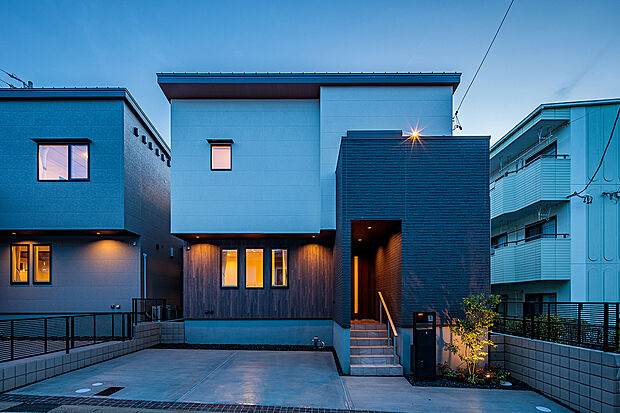 T-1／ライトアップされた外観が、静かな夜にふんわり浮かび上がり、家族の帰りをあたたかく迎えてくれます。名古屋市内でありながら、うれしい2台分の駐車スペースも確保しました。