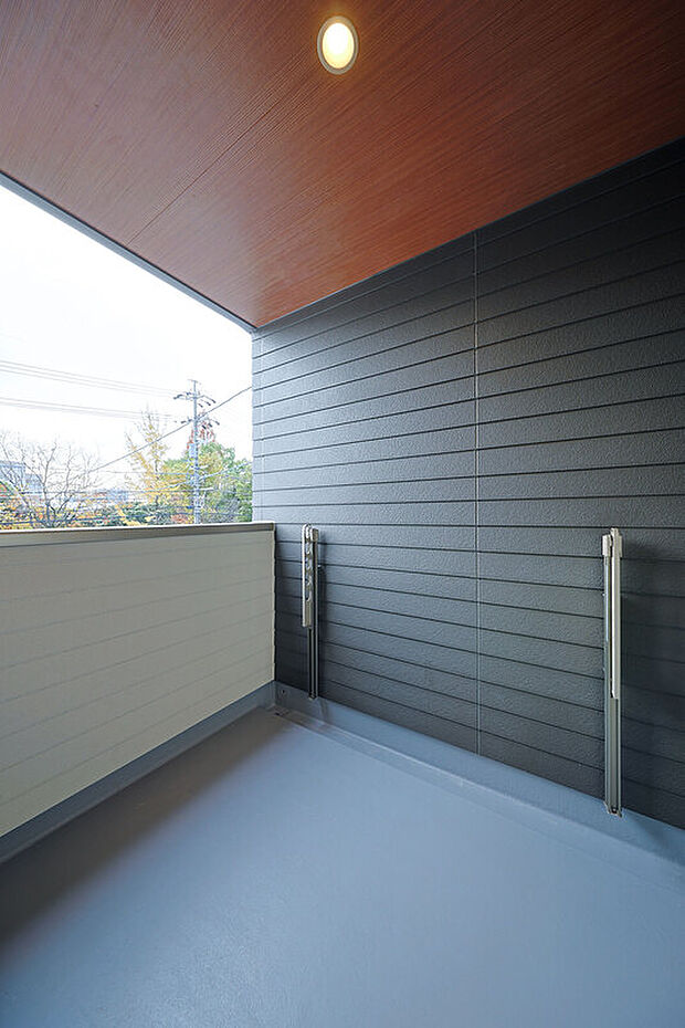 【バルコニー】T-1／バルコニーは植物や椅子を置いてプライベート空間としても暮らしに馴染む上品なスペース。洗濯物やお布団を干す以外にも、ライフスタイルに合わせて使い方が広がります。