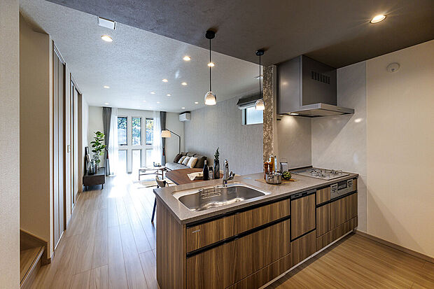 【キッチン】T-1／開放感たっぷりのキッチンで毎日楽しくお料理を♪家事をしながら会話もできるフラット対面タイプだから、お子さんと一緒に過ごす時間も充実！安心感のある設計で家族の絆も確かなものに。