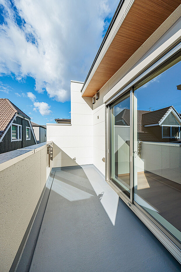 【バルコニー】T-2/主寝室に備えたワイドバルコニーは南向きで日当たり良好。洗濯物もたっぷり干せて、朝のティータイムや読書もを楽しむ場所としても最適です。日の光を浴びながら気持ちよく過ごせる空間です。