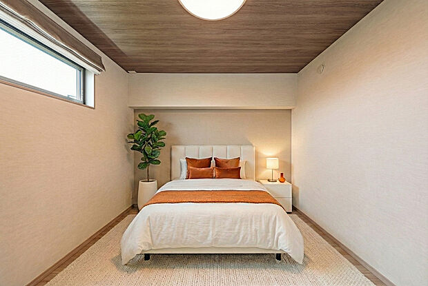 【主寝室】T-1／主寝室は木目天井がやさしく包む落ち着いた空間。スリット窓から柔らかな光が差し込み、静かに心を整える時間が過ごせます。※家具はCGです。