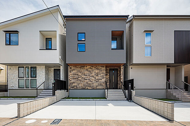 【外観】T-2／小幅の板を重ね張り合わせたボーダーラップに、斧で手割りした板をイメージした板面がアクセント。ナチュラル感あふれる個性的なデザインです