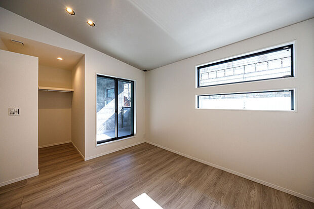 【主寝室】T-2/オープンタイプのWICやインナーバルコニーが併設しているので、開放感が感じられる8.5帖の主寝室。南東に窓があるので、明さと爽やかさは格別です。