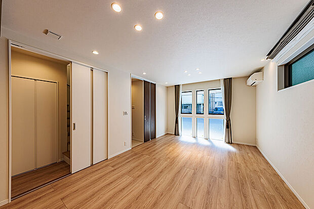 【リビングダイニング】T-1/どんなライフシーンにもなじむ、プレーンで奥行きのある空間。家具配置がしやすく、好みに合わせたレイアウトが楽しめる自由度の高いLDKは、毎日の暮らしの中心となる大切な場所です。