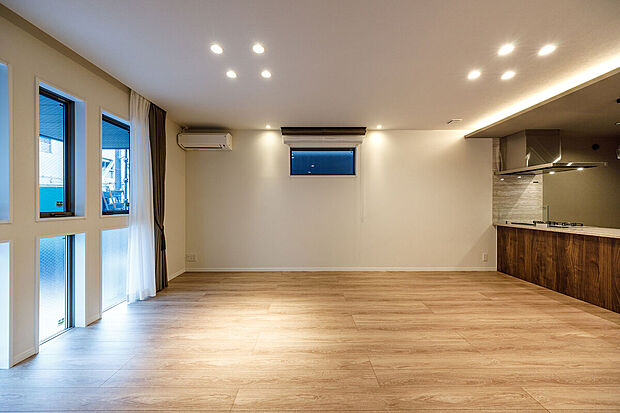 【リビングダイニング】T-1/汚れに強く、傷がつきにくいカフェオーク柄のフローリングは、パウダー仕上げを施して木目を白く引き立たせた暖かみのある床材。傷に強く、安心の低VOC仕様です。