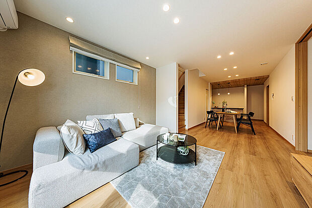 【リビングダイニング】T-3／断熱性に優れたアルミと樹脂のハイブリッド構造の窓を使用することで、快適で健康的な室内空間が実現。家族が自然と揃う憩いの空間で、時間を問わずゆったりリラックスして過ごせます。