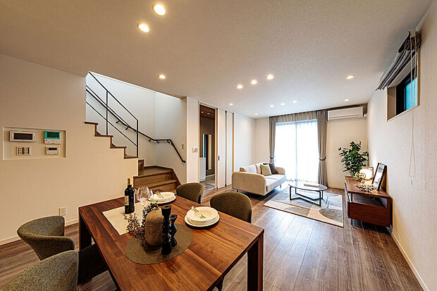 【リビングダイニング】T-1/20.7帖という広さが叶える快適な暮らし。採光・通風に優れ、心地よい暖かさに包まれる快適な空間です。