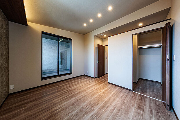 【主寝室】T-3／穏やかな時間の流れも心地よい、落ち着きのある主寝室。リラックスして過ごせるゆとりある広さに勾配天井で高さをプラスして、居住性を高めました。扉付きのWICは生活感を隠してスッキリ収納可能！