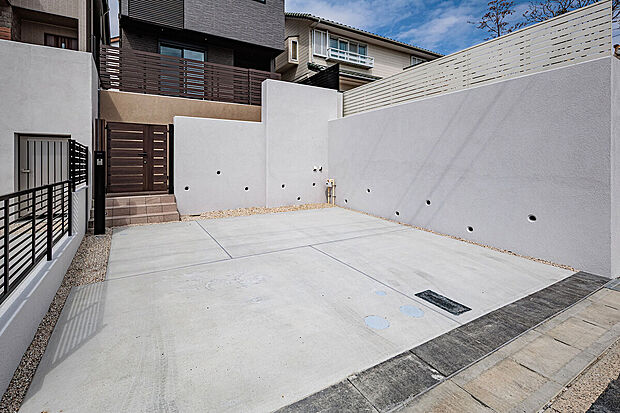 【駐車場】T-3／ゆったりと2台停められる駐車場は、壁を高くすることでプライバシーを確保。周りからの視線も遮ることができるので、お出かけの際も安心です。散水栓＆電気自動車充電用コンセントも装備されています。