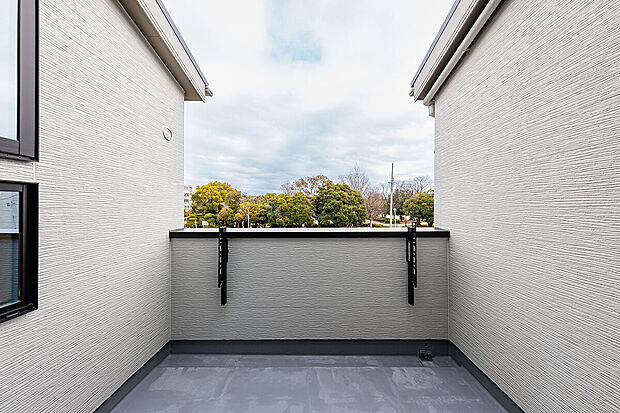 【バルコニー】T-3/バルコニーは人目につきにくいプライベート仕様。主寝室から出入りできるので干した洗濯物を片付けるのも楽々!アウトドアな使い方もでき、暮らしにゆとりをもたらします。