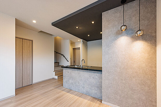 【ダイニング】T-3/ファミリーサイズのテーブルも余裕を持って配置でき、団らんのひと時がますます楽しみに!便利で収納力のあるリビング物入れや上部吹抜けのリビング階段など、心地よい暮らしのポイントが詰まっています。