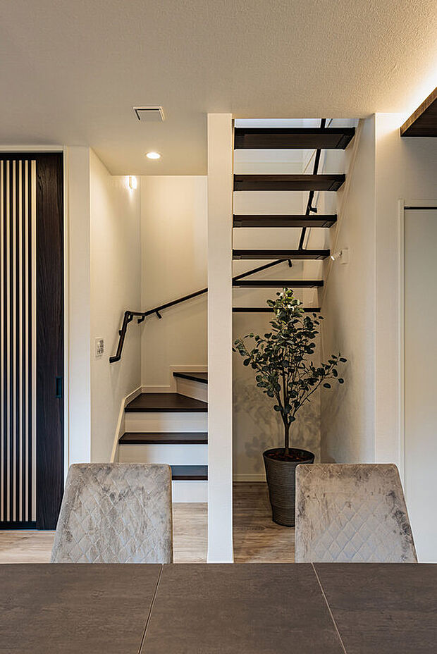 【上部ストリップ階段】T-3/リビング階段はスリット仕様で、抜け感と共に明るい陽差しを届けてくれます。ちょっとしたスペースはグリーンで彩ったり、ペットのお昼寝場所など色々な使い方で暮らしにゆとりを添えてくれます。