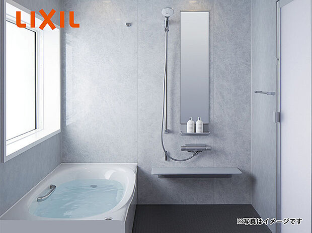 【AX242（LIXIL）】心地よい入浴を叶えてくれるサーモバスSの広々浴槽。独自構造で汚れがつきにくく、お掃除のストレスを軽減してくれる仕様。空気を含んだ大粒の水滴が心地よいスイッチ付エコアクアシャワーを装備。フルフォールスライドバーで手軽にオーバーヘッドシャワーの心地よさを味わえます。