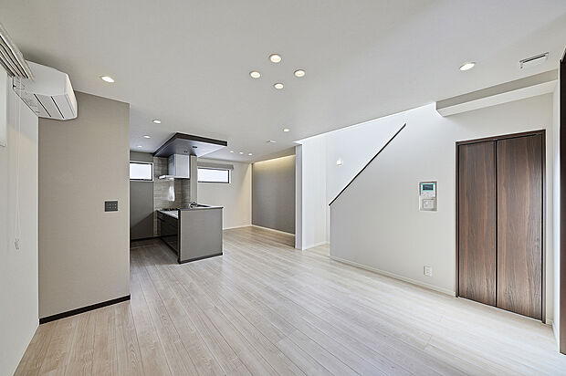 【リビングダイニング】T-3/20.2帖もの広さがあり、家族全員揃ってゆったりとリラックスできるLDK。奥行きと開放感が感じられ、暖かな陽差しと共に安らげる空間です。