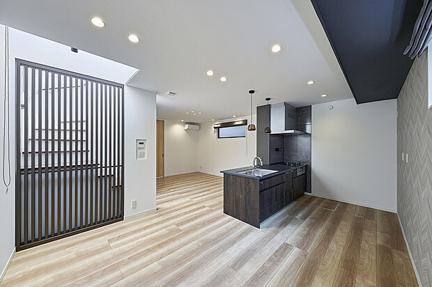 【リビングダイニング】T-5/縦格子で仕切ることで、視線を遮りつつ明るさを確保。吹抜けから降り注ぐ陽差しを効果的に室内へ届けることができます。空間のアクセントにもなり、和モダンでスタイリッシュな印象に。