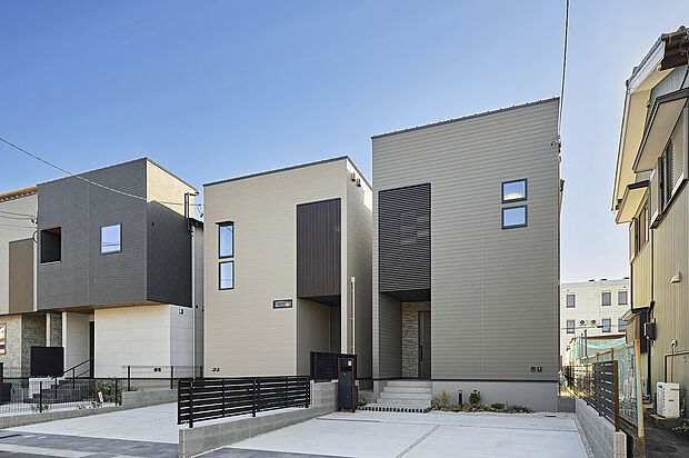 【外観】T-4(ご成約済み)、T-3/学校やスーパーが近く、子育てと家事の両立にも優しい住環境。徒歩1分のところに公園もあり、お子さんものびのびと遊べます。