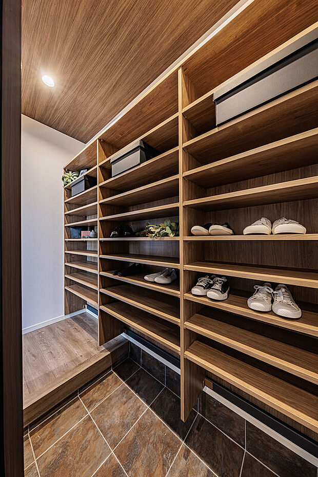 【ウォークスルーシューズクローク】T-4／玄関にはWTSCを設置し、大容量の収納で整然と整う美しい空間をキープ。ホールからも出入り可能なので、靴や小物以外にも日常的な収納としても利用できる、使い勝手の良い仕様です。