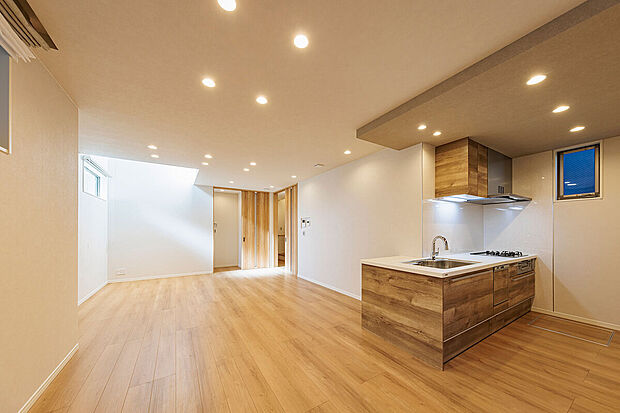 【リビングダイニング】T-3／ナチュラル＆ベーシックな仕様が多様なライフシーンにマッチする自由度の高い空間。温かみのある木の質感とスタイリッシュさが心地よく調和し、長く愛せるデザインで家族の暮らしに寄り添います。