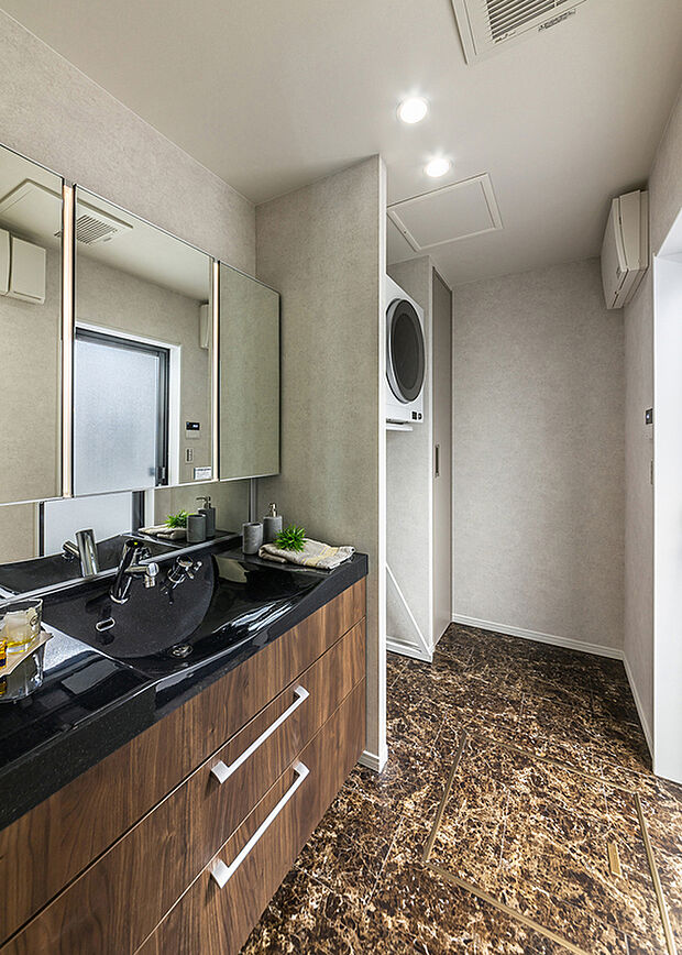 【洗面脱衣室】T-1／パナソニック洗面台「ラシス」を採用。タッチレス水栓やパノラマスライド収納に加え、話題の「乾太くん」置き場も完備。機能性に優れた設備・仕様で、忙しい日常を優雅に支えます。