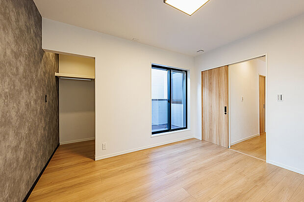 【主寝室】T-3／デザイン性の高いアクセントウォールの奥に、大容量WICを設置。美しさと収納力を両立させ、寛ぎの主寝室を演出します。