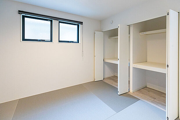 【和室】T-1/細目に織り込んだ斬新なデザインの、緻密で美しいヘリなし畳を敷き詰めた和室はゆったりとくつろげる6.0帖。落ち着きのある灰桜色がしっとりとした和の情緒を趣深く演出します。