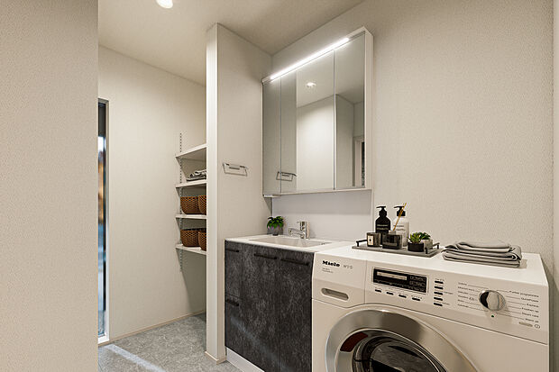 【洗面脱衣室完成予想図】T-1/ゆとりのある広さを確保した洗面室には便利な可動棚収納を完備。タオルや日用品をスッキリと片付けられ、清潔感ある空間を保てます。毎日の身支度や家事を快適にする、機能的な洗面脱衣室です。