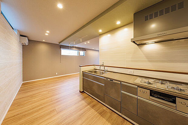 【キッチン】T-1/タカラスタンダードの「オフェリア」を採用したキッチンは、デザインと機能性を両立させた上質な空間。ワークトップには人造大理石を用い、滑らかな手触りと落ち着いた色味が魅力です。