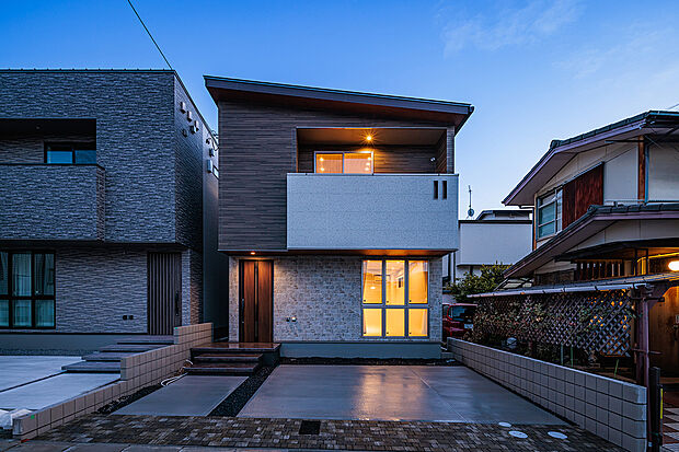 【外観】T-1/名古屋市内という利便性に優れた立地でありながら、2台分の駐車スペースを確保。駅徒歩7分のアクセスの良さに加え、周辺は閑静な住宅街で自然と暮らす心地よさを実感できる立地です。