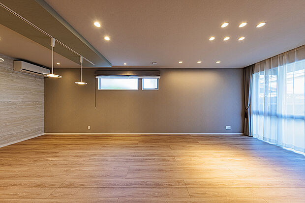 【リビングダイニング】T-1/20.8帖の広々LDKは開放感と落ち着きが調和した心地よい空間。カラークロスやダイニングの折下天井がアクセントをもたらすモダンな印象に。家族がゆったりとした時間を楽しめる場所がここにあります。