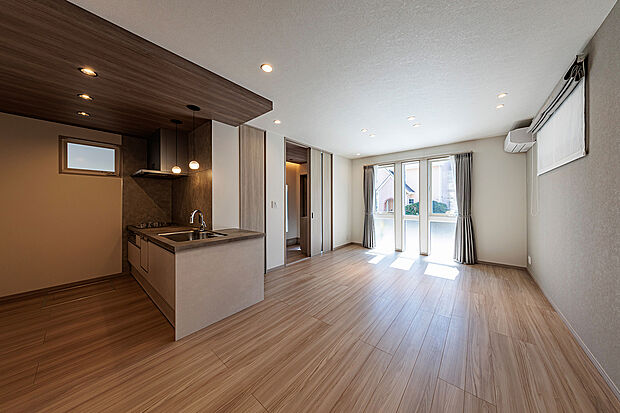 【リビングダイニング】T-2/料理がスムーズ、会話も弾む一体空間。隣接するキッチンとダイニングで、家族の笑顔が広がる食卓が実現します。